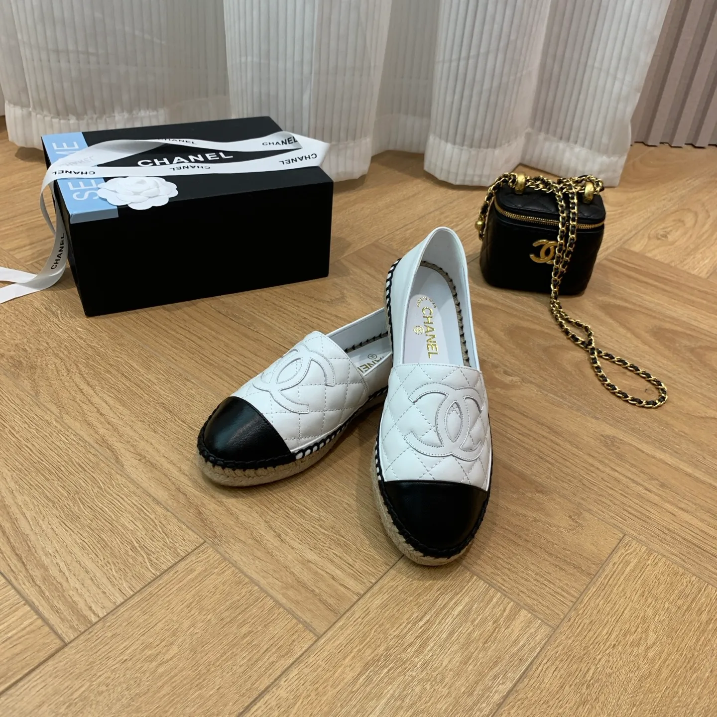 👟👟Ex-factory price 480👟👟 👑New colors are coming ✌️The new version of Chanel fisherman shoes is coming❗️Delivered in a complete set of top-notch packaging. The quality of my fisherman shoes has not been introduced much, everyone who has tried it knows it! The original customized upper, and my outsole is the original translucent outsole, the opaque outsole is the wrong version, full set of authentic packaging ❗️ size: 35-40, running price